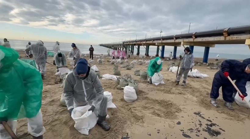 Больше 30 тысяч тонн песка с мазутом убрали с берега моря в Краснодарскому крае